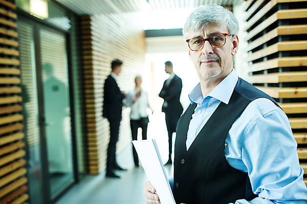 포토 JPG 서양인 외국인 응시 여자 남자 중년 50대 비즈니스 협력 실내 서기 들기 사람 여러명 상반신 20대 성인 앞모습 아웃포커스 30대 업무 비즈니스맨 비즈니스우먼 동료 리더 문서 안경낌 팀장 국내포토 시선 안경 뷰포인트 다수 관계 모션 촬영기법 인종 청년 내부 장년 작업 직장인 파일형식