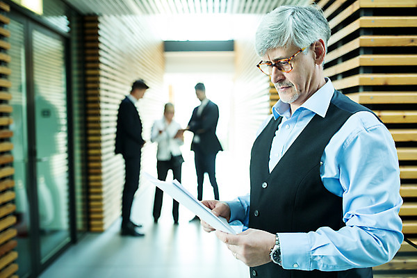 포토 JPG 서양인 외국인 응시 여자 남자 중년 50대 비즈니스 협력 실내 서기 들기 사람 여러명 상반신 20대 성인 옆모습 아웃포커스 30대 업무 비즈니스맨 비즈니스우먼 동료 리더 문서 안경낌 팀장 국내포토 시선 안경 뷰포인트 다수 관계 모션 촬영기법 인종 청년 내부 장년 작업 직장인 파일형식