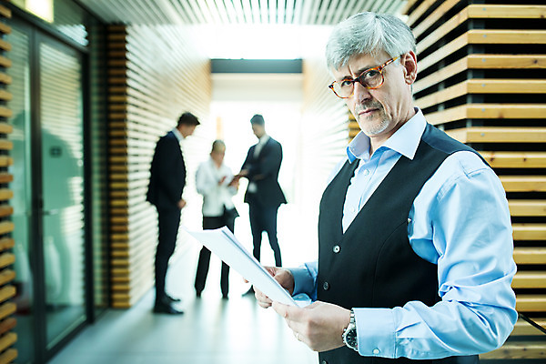 포토 JPG 서양인 외국인 응시 여자 남자 중년 50대 비즈니스 협력 실내 서기 들기 사람 여러명 상반신 20대 성인 옆모습 아웃포커스 30대 업무 비즈니스맨 비즈니스우먼 동료 리더 문서 안경낌 팀장 국내포토 시선 안경 뷰포인트 다수 관계 모션 촬영기법 인종 청년 내부 장년 작업 직장인 파일형식