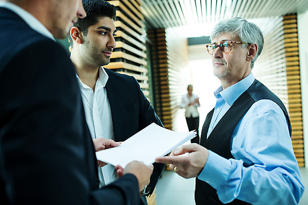 포토 JPG 서양인 외국인 응시 여자 남자 중년 50대 비즈니스 협력 실내 서기 들기 사람 여러명 상반신 20대 성인 옆모습 30대 업무 비즈니스맨 비즈니스우먼 동료 문서 안경낌 국내포토 시선 안경 뷰포인트 다수 관계 모션 인종 청년 내부 장년 작업 직장인 파일형식