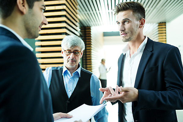 포토 JPG 서양인 외국인 응시 여자 남자 중년 50대 비즈니스 협력 실내 서기 들기 사람 여러명 상반신 20대 성인 앞모습 옆모습 30대 마주보기 업무 비즈니스맨 비즈니스우먼 동료 문서 안경낌 국내포토 시선 안경 뷰포인트 다수 관계 모션 인종 청년 내부 장년 작업 직장인 파일형식