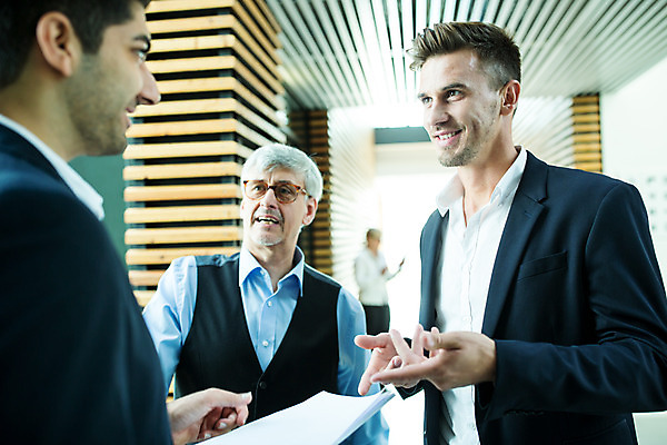 포토 JPG 서양인 외국인 응시 여자 남자 중년 50대 비즈니스 협력 실내 서기 미소 들기 사람 손짓 여러명 상반신 20대 성인 옆모습 30대 마주보기 업무 비즈니스맨 비즈니스우먼 동료 문서 안경낌 국내포토 시선 안경 뷰포인트 다수 관계 모션 표정 인종 청년 내부 장년 작업 직장인 파일형식