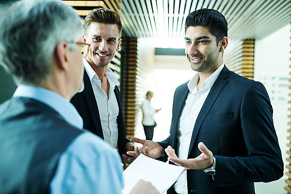 포토 JPG 서양인 외국인 응시 여자 남자 중년 50대 비즈니스 협력 실내 서기 미소 들기 사람 손짓 여러명 상반신 20대 성인 옆모습 30대 마주보기 업무 비즈니스맨 비즈니스우먼 동료 국내포토 시선 뷰포인트 다수 관계 모션 표정 인종 청년 내부 장년 작업 직장인 파일형식