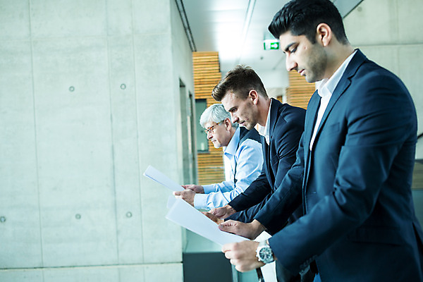 포토 JPG 서양인 외국인 응시 남자 중년 50대 비즈니스 협력 실내 서기 들기 사람 상반신 20대 성인 옆모습 세명 30대 기댐 업무 비즈니스맨 집중 동료 남자만 국내포토 시선 뷰포인트 컨셉 관계 모션 인종 청년 내부 장년 작업 직장인 파일형식