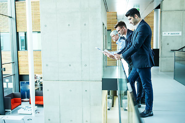 포토 JPG 전신 서양인 외국인 응시 남자 중년 50대 비즈니스 협력 실내 서기 들기 사람 20대 성인 옆모습 세명 30대 기댐 업무 비즈니스맨 집중 동료 남자만 국내포토 시선 뷰포인트 컨셉 관계 모션 인종 청년 내부 장년 작업 직장인 파일형식