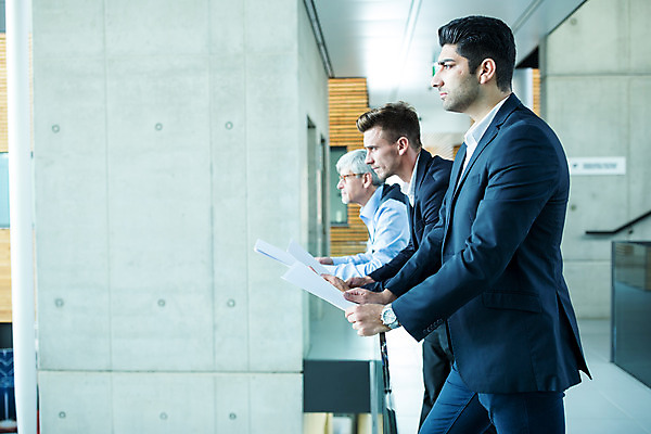 포토 JPG 서양인 외국인 응시 남자 중년 50대 비즈니스 협력 실내 서기 들기 사람 상반신 20대 성인 옆모습 세명 30대 기댐 업무 비즈니스맨 동료 남자만 국내포토 시선 뷰포인트 관계 모션 인종 청년 내부 장년 작업 직장인 파일형식