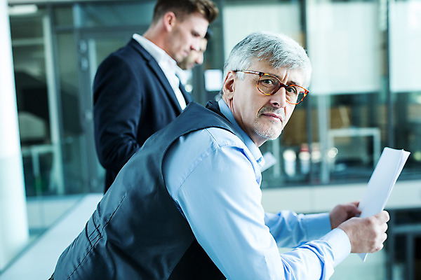 포토 JPG 서양인 외국인 응시 남자 중년 50대 비즈니스 협력 실내 서기 사람 상반신 20대 성인 옆모습 세명 30대 기댐 업무 비즈니스맨 동료 남자만 안경낌 국내포토 시선 안경 뷰포인트 관계 모션 인종 청년 내부 장년 작업 직장인 파일형식