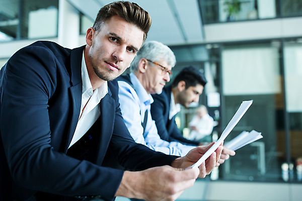 포토 JPG 서양인 외국인 응시 남자 중년 50대 비즈니스 협력 실내 서기 사람 여러명 상반신 20대 성인 옆모습 30대 기댐 업무 비즈니스맨 집중 동료 남자만 국내포토 시선 뷰포인트 다수 컨셉 관계 모션 인종 청년 내부 장년 작업 직장인 파일형식