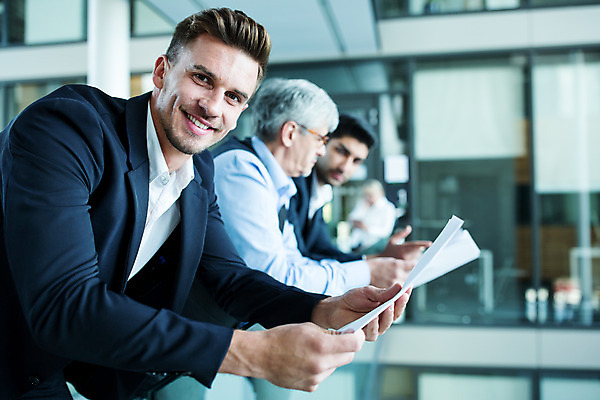 포토 JPG 서양인 외국인 응시 남자 중년 50대 비즈니스 협력 실내 서기 미소 사람 여러명 상반신 20대 성인 옆모습 30대 기댐 업무 비즈니스맨 동료 남자만 국내포토 시선 뷰포인트 다수 관계 모션 표정 인종 청년 내부 장년 작업 직장인 파일형식