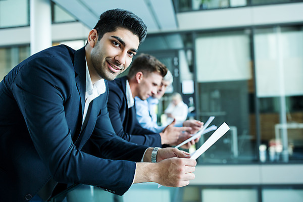 포토 JPG 서양인 외국인 응시 남자 중년 50대 비즈니스 협력 실내 서기 미소 사람 여러명 상반신 20대 성인 옆모습 30대 기댐 업무 비즈니스맨 동료 국내포토 시선 뷰포인트 다수 관계 모션 표정 인종 청년 내부 장년 작업 직장인 파일형식