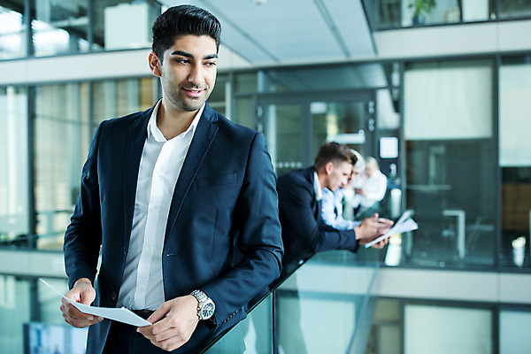 포토 JPG 서양인 외국인 응시 남자 중년 50대 비즈니스 협력 실내 서기 미소 사람 상반신 20대 성인 옆모습 세명 30대 기댐 업무 비즈니스맨 동료 국내포토 시선 뷰포인트 관계 모션 표정 인종 청년 내부 장년 작업 직장인 파일형식