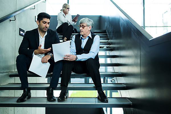 포토 JPG 전신 서양인 외국인 여자 남자 중년 50대 비즈니스 협력 실내 대화 사람 앉기 손짓 20대 성인 앞모습 옆모습 세명 업무 비즈니스맨 비즈니스우먼 동료 안경낌 국내포토 안경 뷰포인트 관계 모션 말하기 인종 청년 내부 작업 직장인 파일형식