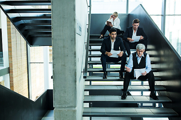 포토 JPG 전신 서양인 외국인 응시 여자 남자 중년 50대 비즈니스 협력 실내 들기 사람 앉기 여러명 20대 성인 앞모습 30대 업무 비즈니스맨 비즈니스우먼 집중 동료 문서 안경낌 국내포토 시선 안경 뷰포인트 다수 컨셉 관계 모션 인종 청년 내부 장년 작업 직장인 파일형식