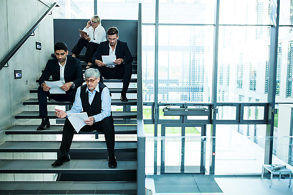 포토 JPG 전신 서양인 외국인 응시 여자 남자 중년 50대 비즈니스 협력 실내 들기 사람 앉기 여러명 20대 성인 앞모습 30대 업무 비즈니스맨 비즈니스우먼 집중 동료 문서 안경낌 국내포토 시선 안경 뷰포인트 다수 컨셉 관계 모션 인종 청년 내부 장년 작업 직장인 파일형식