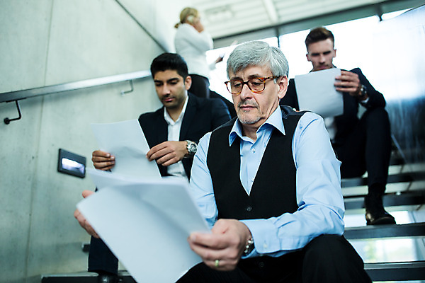 포토 JPG 서양인 외국인 응시 여자 남자 로우앵글 중년 50대 비즈니스 협력 실내 서기 들기 사람 앉기 여러명 상반신 20대 성인 앞모습 뒷모습 30대 업무 비즈니스맨 비즈니스우먼 집중 동료 문서 안경낌 국내포토 시선 안경 뷰포인트 다수 컨셉 관계 모션 인종 청년 내부 장년 작업 직장인 파일형식