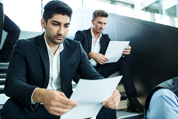 포토 JPG 서양인 외국인 응시 남자 비즈니스 협력 실내 사람 앉기 여러명 상반신 20대 성인 앞모습 30대 업무 비즈니스맨 집중 동료 남자만 국내포토 시선 뷰포인트 다수 컨셉 관계 모션 인종 청년 내부 장년 작업 직장인 파일형식