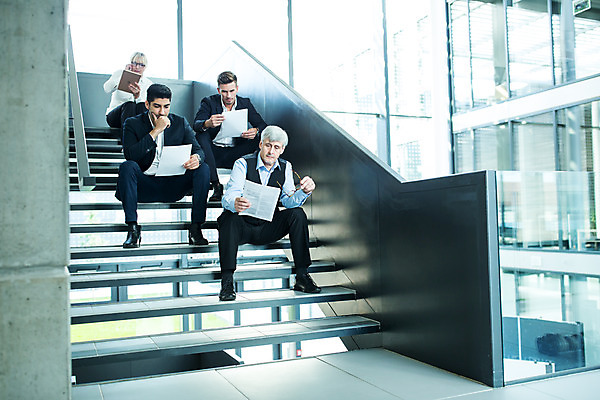 포토 JPG 전신 서양인 외국인 응시 여자 남자 중년 50대 비즈니스 협력 실내 들기 사람 앉기 여러명 20대 성인 30대 업무 비즈니스맨 비즈니스우먼 집중 동료 국내포토 시선 다수 컨셉 관계 모션 인종 청년 내부 장년 작업 직장인 파일형식