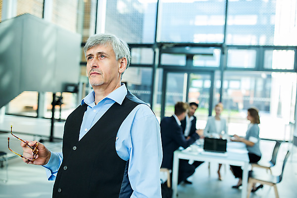 포토 JPG 서양인 외국인 응시 여자 남자 안경 중년 50대 비즈니스 회의 협력 실내 서기 들기 사람 앉기 여러명 상반신 20대 성인 옆모습 30대 업무 비즈니스맨 비즈니스우먼 동료 리더 팀장 국내포토 시선 잡화 뷰포인트 다수 관계 모션 인종 청년 내부 장년 작업 직장인 파일형식