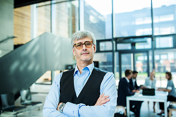 포토 JPG 서양인 외국인 응시 여자 남자 안경 중년 50대 비즈니스 회의 협력 실내 서기 미소 사람 앉기 여러명 상반신 20대 성인 앞모습 30대 팔짱 업무 비즈니스맨 비즈니스우먼 동료 리더 안경낌 팀장 국내포토 시선 잡화 뷰포인트 다수 관계 모션 표정 인종 청년 내부 장년 작업 직장인 파일형식