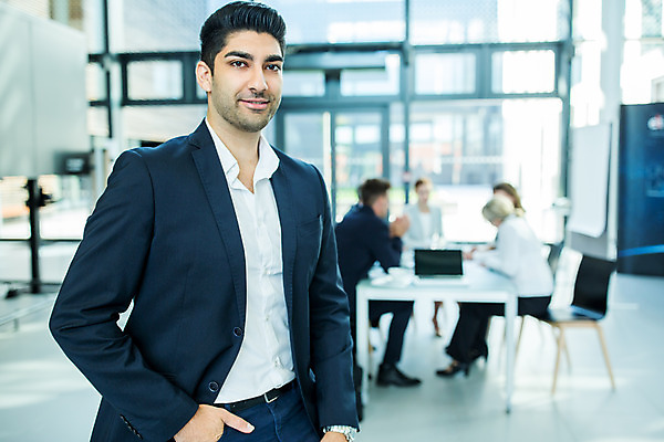 포토 JPG 서양인 외국인 응시 여자 남자 중년 50대 비즈니스 회의 협력 실내 서기 미소 사람 앉기 여러명 상반신 20대 성인 앞모습 30대 업무 비즈니스맨 비즈니스우먼 동료 리더 주머니손 팀장 국내포토 시선 뷰포인트 다수 관계 모션 표정 인종 청년 내부 장년 작업 직장인 파일형식