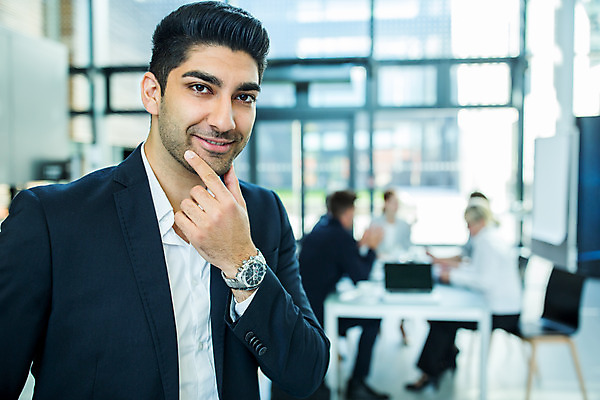 포토 JPG 서양인 외국인 응시 여자 남자 중년 50대 비즈니스 회의 협력 실내 서기 미소 사람 앉기 여러명 상반신 20대 성인 앞모습 30대 업무 비즈니스맨 비즈니스우먼 동료 리더 팀장 국내포토 시선 뷰포인트 다수 관계 모션 표정 인종 청년 내부 장년 작업 직장인 파일형식
