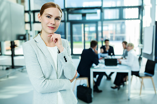 포토 JPG 서양인 외국인 응시 여자 남자 중년 50대 비즈니스 회의 협력 실내 서기 미소 사람 앉기 여러명 상반신 20대 성인 앞모습 옆모습 뒷모습 30대 턱괴기 업무 비즈니스맨 비즈니스우먼 동료 리더 팀장 국내포토 시선 뷰포인트 다수 관계 모션 표정 인종 청년 내부 장년 작업 직장인 파일형식