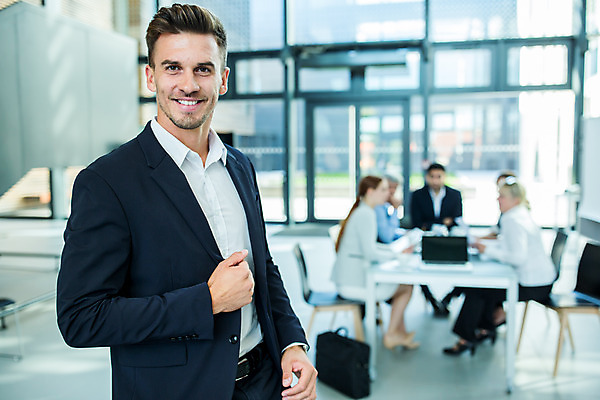 포토 JPG 서양인 외국인 응시 여자 남자 중년 50대 비즈니스 회의 협력 실내 서기 미소 사람 앉기 여러명 상반신 20대 성인 앞모습 옆모습 30대 업무 비즈니스맨 비즈니스우먼 동료 리더 팀장 국내포토 시선 뷰포인트 다수 관계 모션 표정 인종 청년 내부 장년 작업 직장인 파일형식