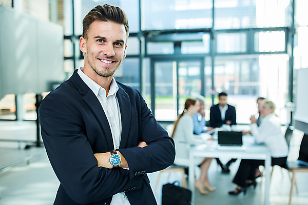 포토 JPG 서양인 외국인 응시 여자 남자 중년 50대 비즈니스 회의 협력 실내 서기 미소 사람 앉기 여러명 상반신 20대 성인 앞모습 옆모습 30대 팔짱 업무 비즈니스맨 비즈니스우먼 동료 리더 팀장 국내포토 시선 뷰포인트 다수 관계 모션 표정 인종 청년 내부 장년 작업 직장인 파일형식