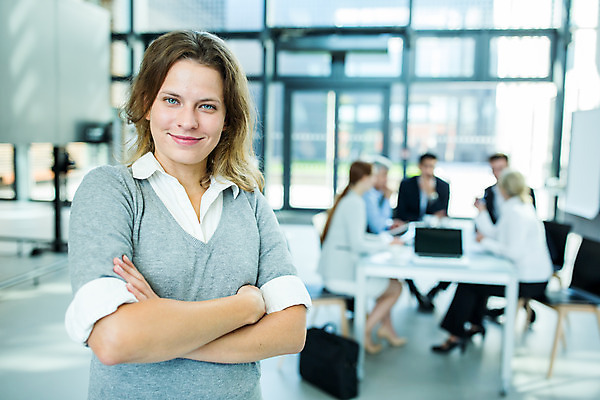 포토 JPG 서양인 외국인 응시 여자 남자 중년 50대 비즈니스 회의 협력 실내 서기 미소 사람 앉기 여러명 상반신 20대 성인 앞모습 옆모습 30대 팔짱 업무 비즈니스맨 비즈니스우먼 동료 리더 팀장 국내포토 시선 뷰포인트 다수 관계 모션 표정 인종 청년 내부 장년 작업 직장인 파일형식