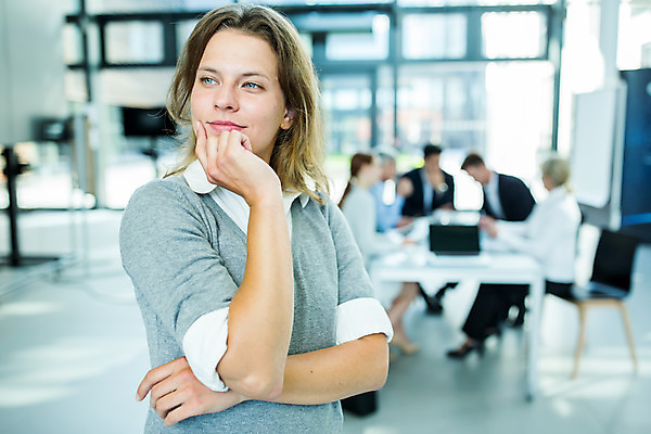 포토 JPG 서양인 외국인 응시 여자 남자 중년 50대 생각 비즈니스 회의 협력 실내 서기 미소 사람 앉기 여러명 상반신 20대 성인 앞모습 옆모습 30대 턱괴기 업무 비즈니스맨 비즈니스우먼 동료 리더 팀장 국내포토 시선 뷰포인트 다수 관계 모션 표정 인종 청년 내부 장년 작업 직장인 파일형식
