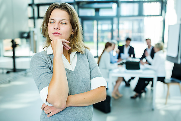포토 JPG 서양인 외국인 응시 여자 남자 중년 50대 생각 비즈니스 회의 협력 실내 서기 미소 사람 앉기 여러명 상반신 20대 성인 앞모습 옆모습 30대 턱괴기 업무 비즈니스맨 비즈니스우먼 동료 리더 팀장 국내포토 시선 뷰포인트 다수 관계 모션 표정 인종 청년 내부 장년 작업 직장인 파일형식