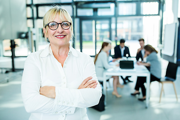 포토 JPG 서양인 외국인 응시 여자 남자 안경 중년 50대 비즈니스 회의 협력 실내 서기 미소 사람 앉기 여러명 상반신 20대 성인 앞모습 옆모습 30대 팔짱 업무 비즈니스맨 비즈니스우먼 동료 리더 안경낌 팀장 국내포토 시선 잡화 뷰포인트 다수 관계 모션 표정 인종 청년 내부 장년 작업 직장인 파일형식