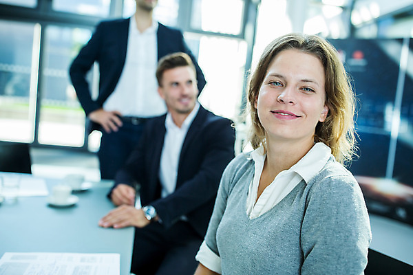 포토 JPG 서양인 외국인 응시 여자 남자 중년 50대 허리손 비즈니스 협력 실내 서기 미소 사람 앉기 상반신 20대 성인 앞모습 옆모습 세명 30대 업무 비즈니스맨 비즈니스우먼 동료 국내포토 시선 뷰포인트 포즈 관계 모션 표정 인종 청년 내부 장년 작업 직장인 파일형식