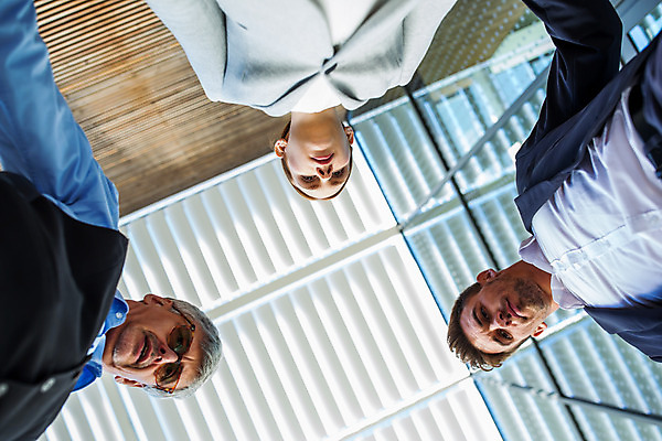 포토 JPG 서양인 외국인 응시 여자 남자 로우앵글 중년 50대 비즈니스 협력 서기 사람 상반신 20대 성인 야외 세명 30대 경쟁 비즈니스맨 비즈니스우먼 동료 내려보기 국내포토 시선 뷰포인트 컨셉 관계 모션 인종 청년 장년 직장인 파일형식