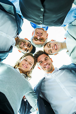 포토 JPG 외국인 응시 여자 남자 로우앵글 중년 50대 비즈니스 어깨동무 협력 서기 미소 사람 여러명 상반신 20대 성인 야외 앞모습 30대 비즈니스맨 비즈니스우먼 동료 머리맞대기 안경낌 내려보기 국내포토 시선 안경 뷰포인트 포즈 다수 관계 모션 표정 인종 청년 장년 직장인 파일형식