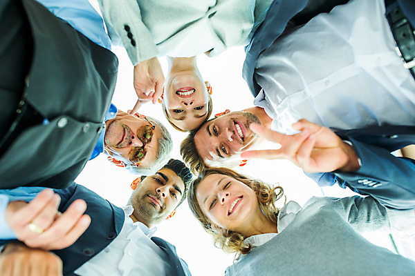 포토 JPG 서양인 외국인 응시 여자 남자 로우앵글 중년 50대 비즈니스 협력 서기 미소 사람 여러명 상반신 20대 성인 야외 앞모습 30대 비즈니스맨 비즈니스우먼 동료 브이 머리맞대기 안경낌 내려보기 국내포토 시선 안경 뷰포인트 다수 관계 모션 표정 인종 손짓 청년 장년 직장인 파일형식