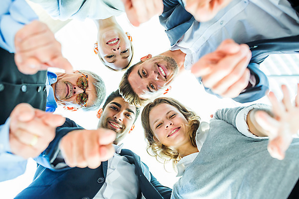 포토 JPG 서양인 외국인 응시 여자 남자 로우앵글 중년 50대 비즈니스 협력 서기 미소 사람 여러명 상반신 20대 성인 야외 30대 가리킴 비즈니스맨 비즈니스우먼 동료 머리맞대기 안경낌 내려보기 국내포토 시선 안경 뷰포인트 다수 관계 모션 표정 인종 손짓 청년 장년 직장인 파일형식