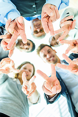 포토 JPG 서양인 외국인 응시 여자 남자 로우앵글 중년 50대 비즈니스 협력 서기 미소 사람 여러명 상반신 20대 성인 야외 앞모습 30대 비즈니스맨 비즈니스우먼 동료 브이 머리맞대기 내려보기 국내포토 시선 뷰포인트 다수 관계 모션 표정 인종 손짓 청년 장년 직장인 파일형식