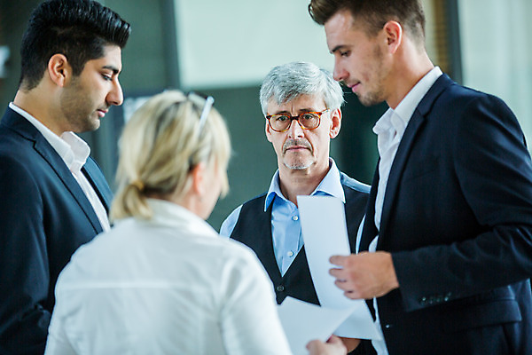 포토 JPG 서양인 외국인 응시 여자 남자 중년 50대 비즈니스 협력 실내 서기 들기 사람 여러명 상반신 20대 성인 앞모습 옆모습 뒷모습 30대 마주보기 업무 비즈니스맨 비즈니스우먼 토론 집중 동료 문서 안경낌 국내포토 시선 안경 뷰포인트 다수 컨셉 관계 모션 인종 청년 내부 장년 작업 직장인 파일형식