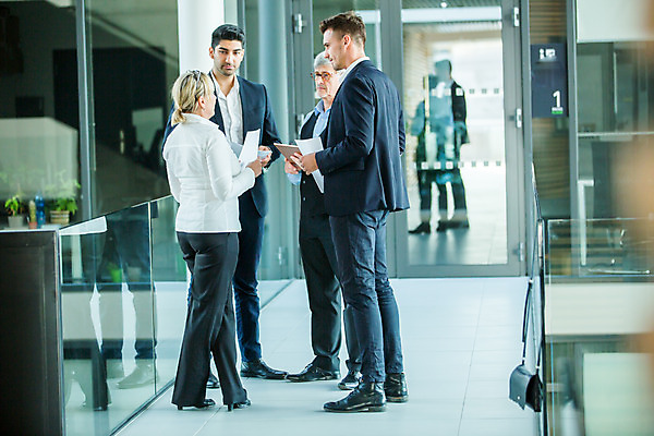 포토 JPG 전신 서양인 외국인 응시 여자 남자 중년 50대 비즈니스 협력 실내 서기 들기 사람 여러명 20대 성인 옆모습 30대 마주보기 업무 비즈니스맨 비즈니스우먼 토론 집중 동료 문서 국내포토 시선 뷰포인트 다수 컨셉 관계 모션 인종 청년 내부 장년 작업 직장인 파일형식