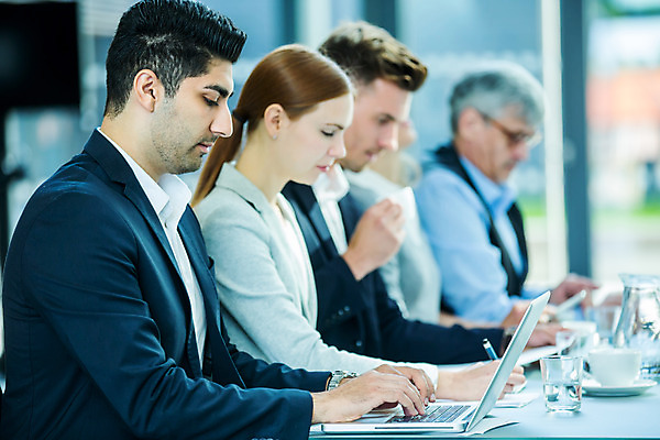 포토 JPG 외국인 응시 여자 남자 중년 50대 비즈니스 회의 협력 실내 사람 앉기 여러명 상반신 20대 성인 옆모습 30대 업무 비즈니스맨 비즈니스우먼 집중 동료 안경낌 국내포토 시선 안경 뷰포인트 다수 컨셉 관계 모션 인종 청년 내부 장년 작업 직장인 파일형식