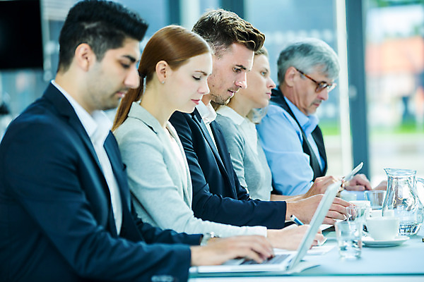 포토 JPG 외국인 응시 여자 남자 중년 50대 비즈니스 회의 협력 실내 사람 앉기 여러명 상반신 20대 성인 옆모습 30대 업무 비즈니스맨 비즈니스우먼 집중 동료 안경낌 국내포토 시선 안경 뷰포인트 다수 컨셉 관계 모션 인종 청년 내부 장년 작업 직장인 파일형식