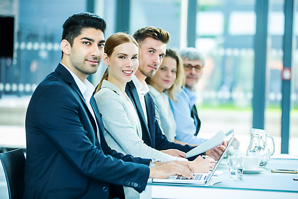 포토 JPG 외국인 응시 여자 남자 중년 50대 비즈니스 협력 실내 미소 사람 앉기 여러명 상반신 20대 성인 옆모습 30대 업무 비즈니스맨 비즈니스우먼 집중 동료 안경낌 국내포토 시선 안경 뷰포인트 다수 컨셉 관계 모션 표정 인종 청년 내부 장년 작업 직장인 파일형식