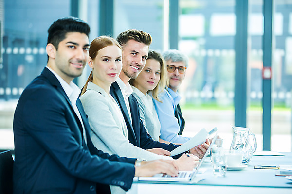 포토 JPG 외국인 응시 여자 남자 중년 50대 비즈니스 회의 협력 실내 미소 들기 사람 앉기 여러명 상반신 20대 성인 옆모습 30대 업무 비즈니스맨 비즈니스우먼 집중 동료 문서 안경낌 국내포토 시선 안경 뷰포인트 다수 컨셉 관계 모션 표정 인종 청년 내부 장년 작업 직장인 파일형식