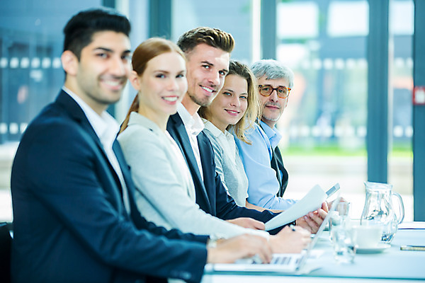 포토 JPG 외국인 응시 여자 남자 중년 50대 비즈니스 회의 협력 실내 미소 들기 사람 앉기 여러명 상반신 20대 성인 옆모습 30대 업무 비즈니스맨 비즈니스우먼 집중 동료 문서 안경낌 국내포토 시선 안경 뷰포인트 다수 컨셉 관계 모션 표정 인종 청년 내부 장년 작업 직장인 파일형식