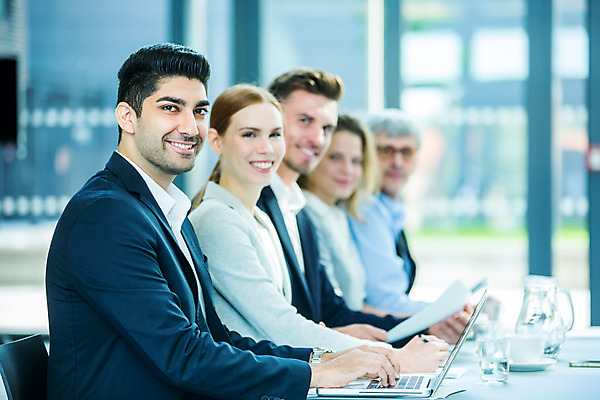 포토 JPG 서양인 외국인 응시 여자 남자 중년 50대 비즈니스 협력 실내 미소 들기 사람 앉기 여러명 상반신 20대 성인 옆모습 30대 업무 비즈니스맨 비즈니스우먼 집중 동료 문서 안경낌 국내포토 시선 안경 뷰포인트 다수 컨셉 관계 모션 표정 인종 청년 내부 장년 작업 직장인 파일형식