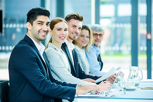 포토 JPG 서양인 외국인 응시 여자 남자 중년 50대 비즈니스 회의 협력 실내 미소 들기 사람 앉기 여러명 상반신 20대 성인 옆모습 30대 업무 비즈니스맨 비즈니스우먼 집중 동료 문서 안경낌 국내포토 시선 안경 뷰포인트 다수 컨셉 관계 모션 표정 인종 청년 내부 장년 작업 직장인 파일형식