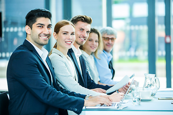 포토 JPG 서양인 외국인 응시 여자 남자 중년 50대 비즈니스 회의 협력 실내 미소 들기 사람 앉기 여러명 상반신 20대 성인 옆모습 30대 업무 비즈니스맨 비즈니스우먼 집중 동료 문서 안경낌 국내포토 시선 안경 뷰포인트 다수 컨셉 관계 모션 표정 인종 청년 내부 장년 작업 직장인 파일형식