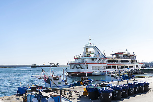 포토 JPG 주간 바다 여행 겨울 하늘 풍경 사람없음 야외 파란색 항구 크루즈 강원도 강릉 주문진 선박 국내포토 자연요소 계절 컬러 수상교통 배_교통 교통시설 한국 해수욕장 파일형식