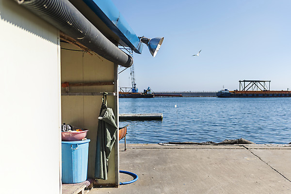 포토 JPG 주간 바다 여행 겨울 하늘 풍경 사람없음 야외 파란색 항구 강원도 강릉 주문진 국내포토 자연요소 계절 컬러 교통시설 한국 해수욕장 파일형식